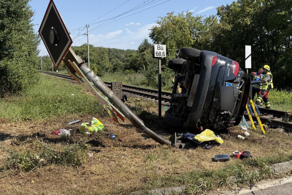 Mit 120 km/h und bei geschlossener Schranke: Zug rammt Auto, Fahrer hat Schutzengel