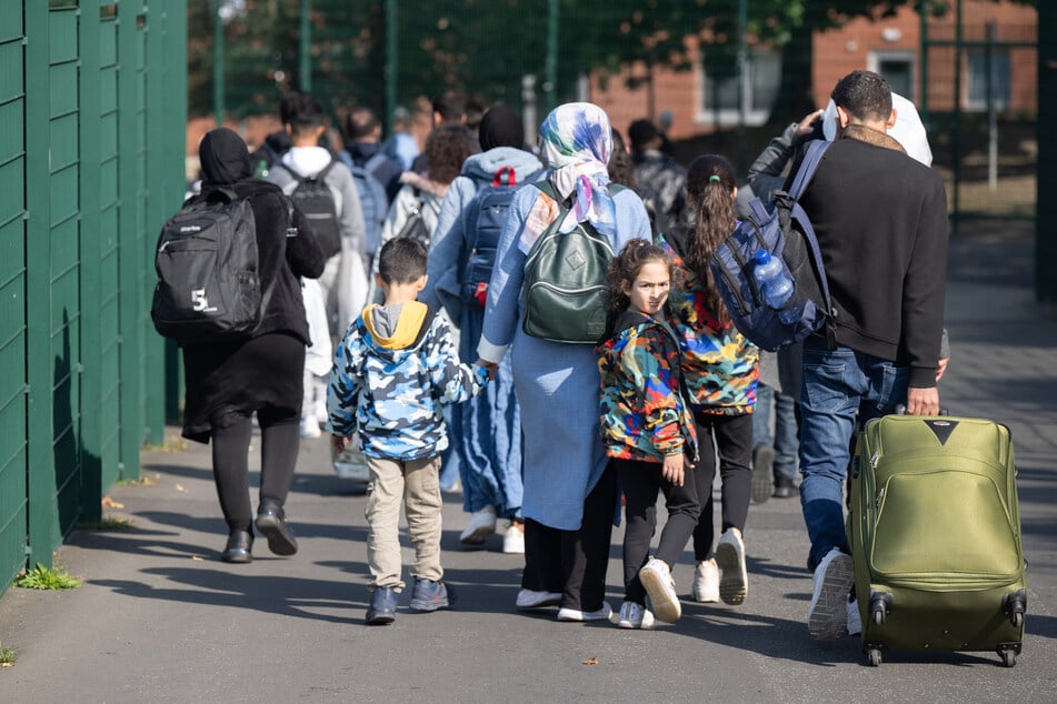 Flüchtlinge kommen in der hessischen Erstaufnahmeeinrichtung in Gießen an. Von hier aus werden die Menschen auf die Kommunen innerhalb des Bundeslandes verteilt.