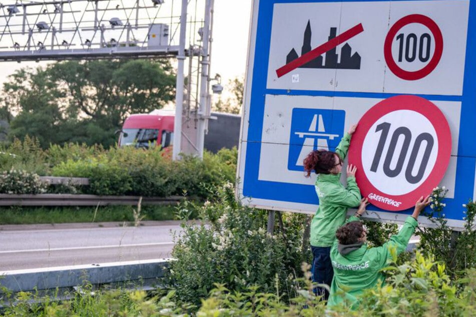 Greenpeace sorgt für Tempolimit: Verkehrsschilder an Autobahnen einfach überklebt