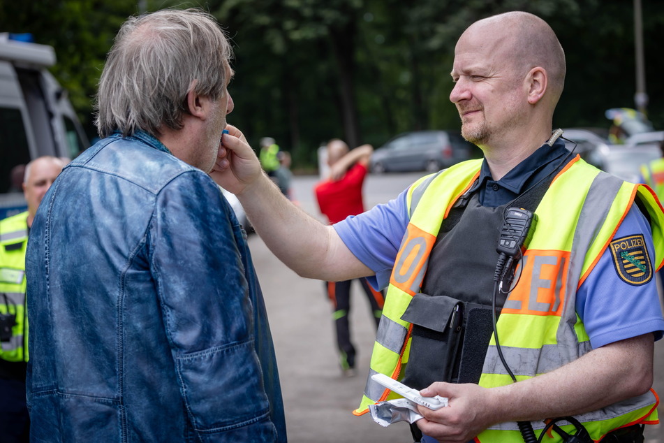 Redakteur Bernd Rippert (64) testete den Drogen-Wisch-Test.