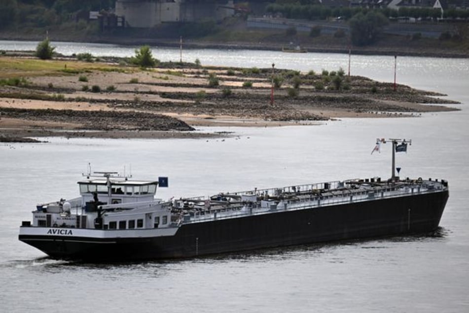 Köln: Weiterhin keine Entspannung: Rhein in Köln hat neuen historischen Tiefstwert