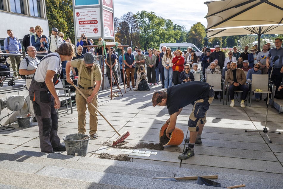 In einer kleinen Gedenkstunde ließ das Hygiene-Museum gestern Stolpersteine auf dem Vorplatz einsetzen.