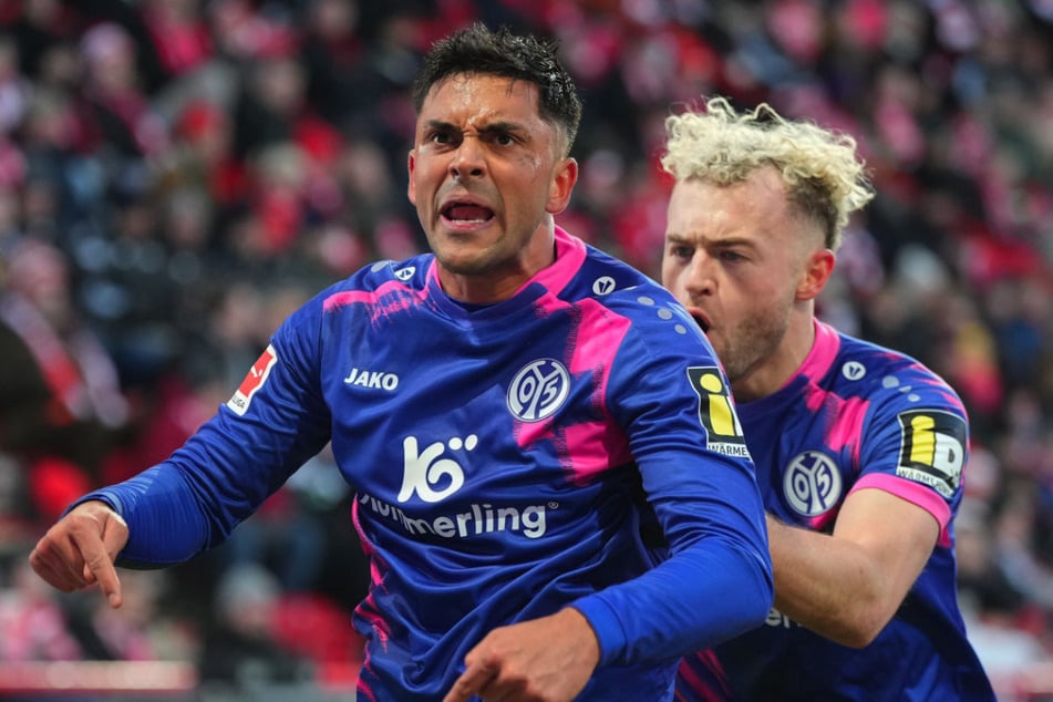 Torschütze Nadiem Amiri (l.) und der Ex-Unioner Benedict Hollerbach feiern die Mainzer Führung.
