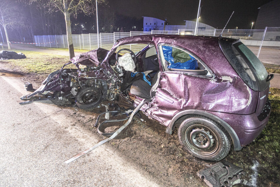 Das Auto wurde bei dem Unfall völlig demoliert. Der Fahrer hatte keine Chance und starb noch an der Unfallstelle.