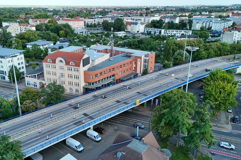 Der Abriss der Ringbrücke in der Halberstädter Straße wird aufgenommen.