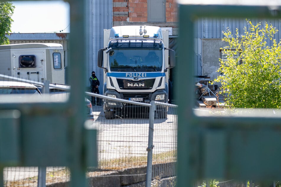 Auch ein riesiger Polizeilastastwagen kam bei der Razzia zum Einsatz.