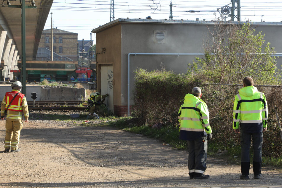 Einsatzkräfte am Güterbahnhof in der Dresdner Friedrichstadt.