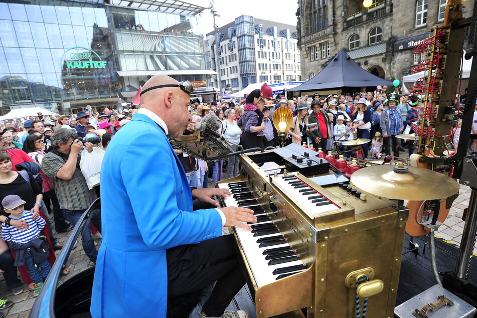 2019 unterhielt Musiker Peter Till die Festival-Besucher in der Innenstadt mit dem "Universal Druckluft Orchester".