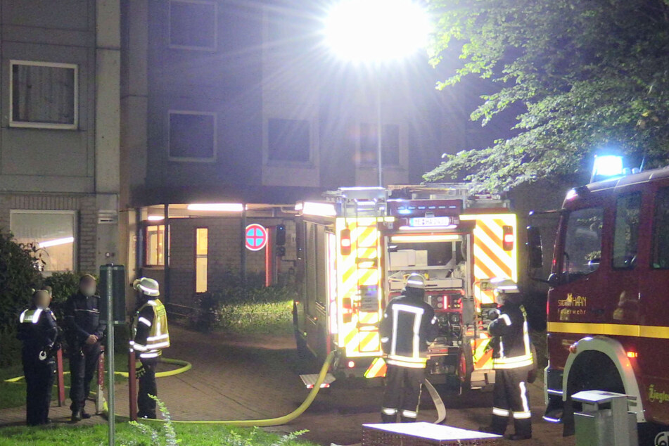 Die Einsatzkräfte mussten in der Nacht zu Freitag zahlreiche Wohnungen und Kellerbereiche des Hochhauses kontrollieren, bis der Brandherd entdeckt werden konnte.