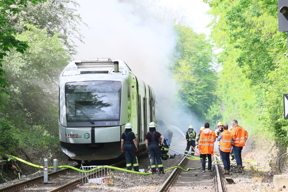 In Erkrath hat eine Regiobahn am Dienstagmittag Feuer gefangen.
