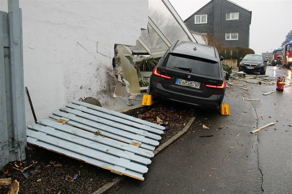 Der Fahrer (45) des BMW fuhr mit hohem Tempo in das Haus.