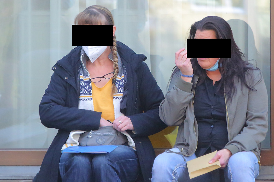 Haben Kerstin K. (54, l.) und Anja K. (42) 21.500 Euro veruntreut? Das versucht das Amtsgericht Dresden herauszufinden.
