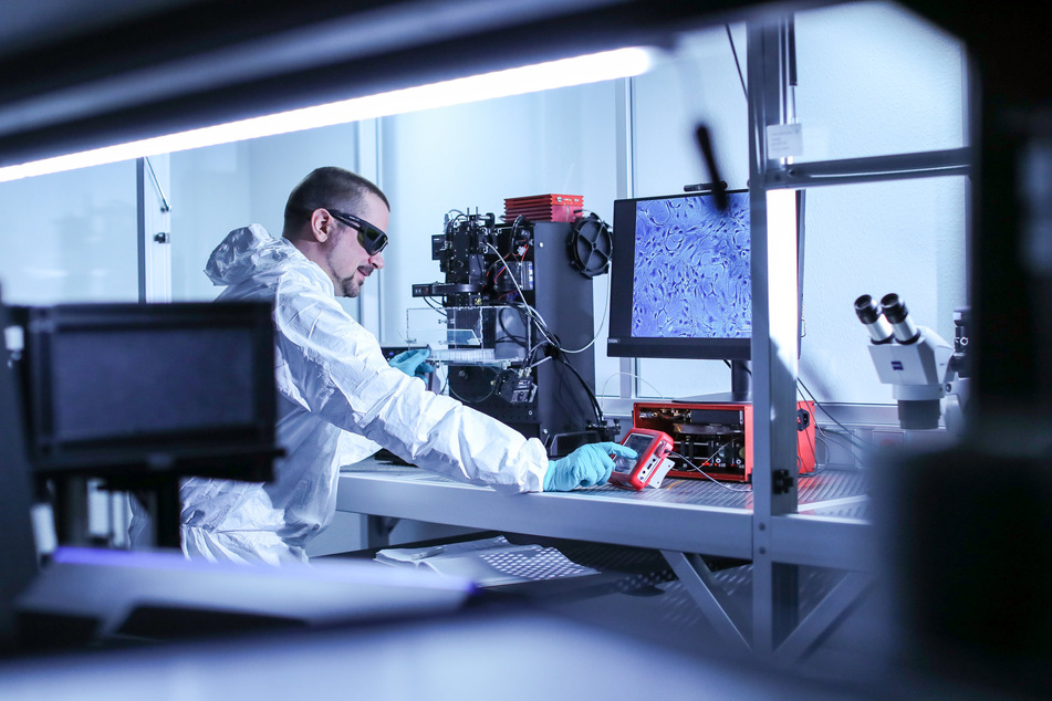 Ein Forscher arbeitet in einem Labor des Fraunhofer-Instituts in Zwickau. Für 25 Forschungsprojekte gibt Sachsen jetzt 90 Millionen Euro aus.