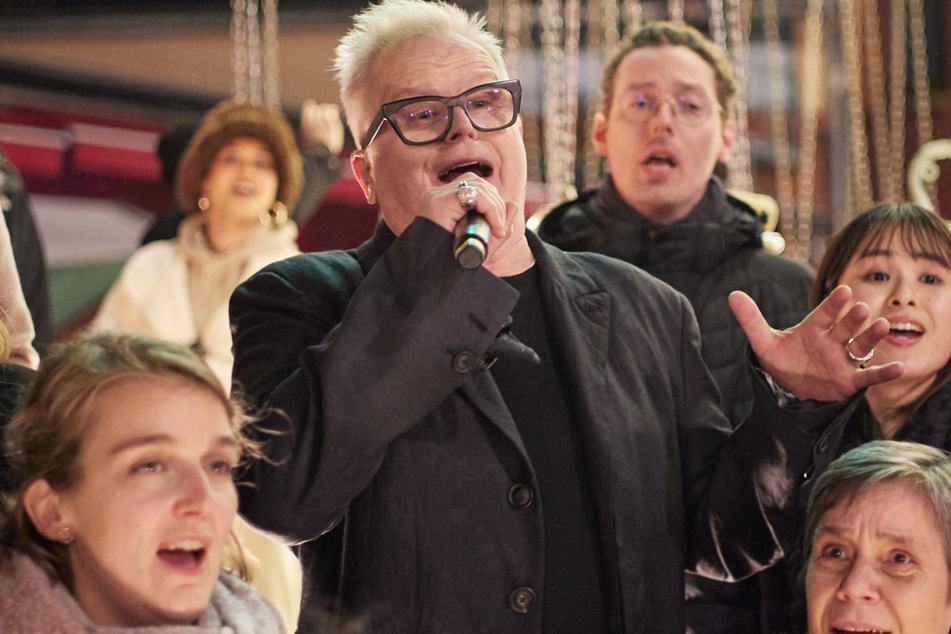Herbert Grönemeyer taucht plötzlich auf Berliner Weihnachtsmarkt auf und singt