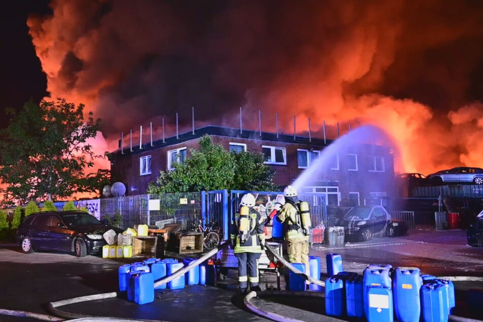 Das Feuer breitete sich rasend schnell auf eine große Halle und ein Bürogebäude aus.