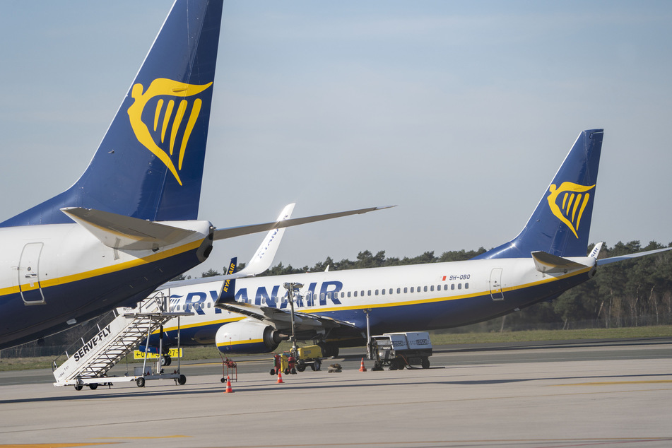 Flugzeuge von Ryanair stehen auf dem Flughafen Weeze am Niederrhein.