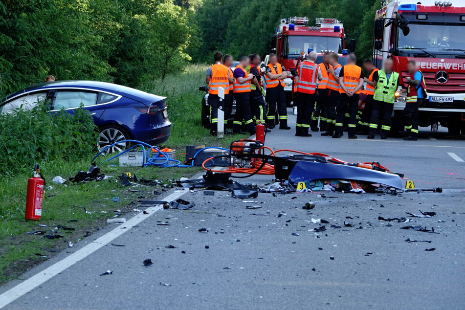 Nach Todes-Crash im Erzgebirge: Tesla-Fahrerin (32) vor Gericht