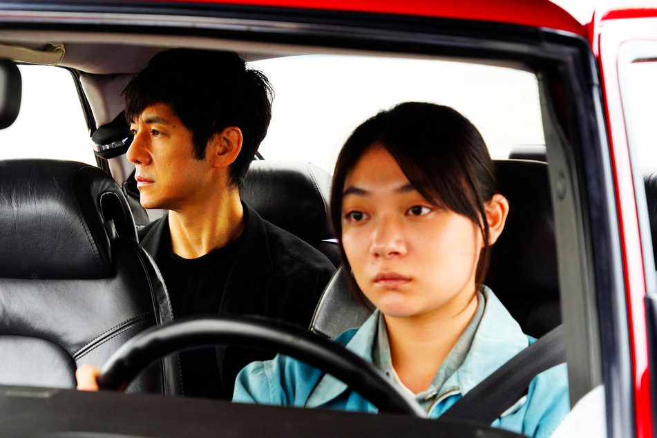 Misaki Watari (Toko Miura, 25, r.) hat im weiteren Verlauf als Chauffeurin von Yusuke (Hidetoshi Nishijima, 50) in Hiroshima eine tragende Rolle inne.