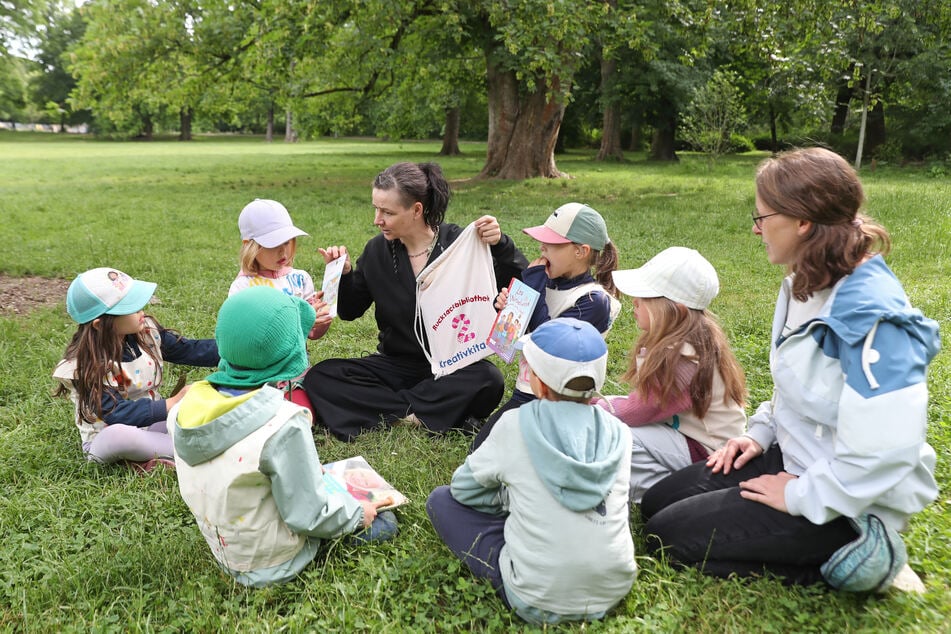 Sie brachten selbst gestaltete Laufshirts und ihre Rucksack-Bibliothek mit.