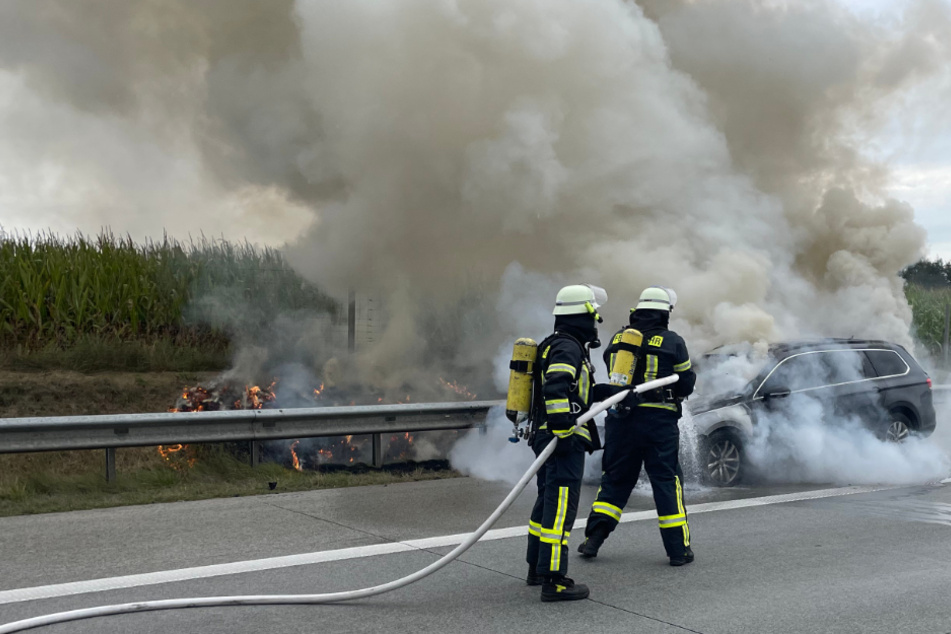 Auto geht während der Fahrt in Flammen auf und wird völlig zerstört