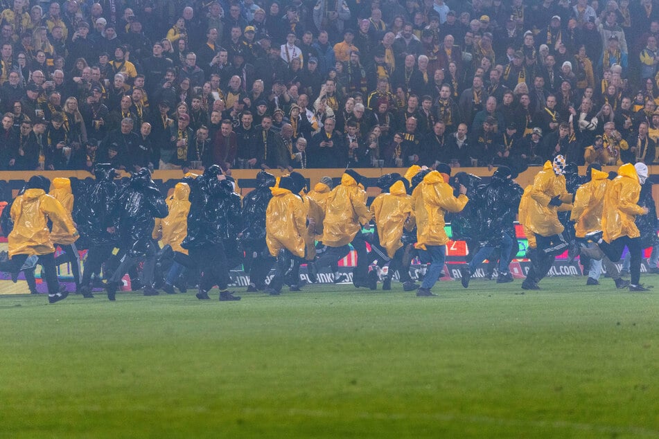 Als die Polizei das Spielfeld stürmte, rannten die Krawallmacher zurück in den K-Block.