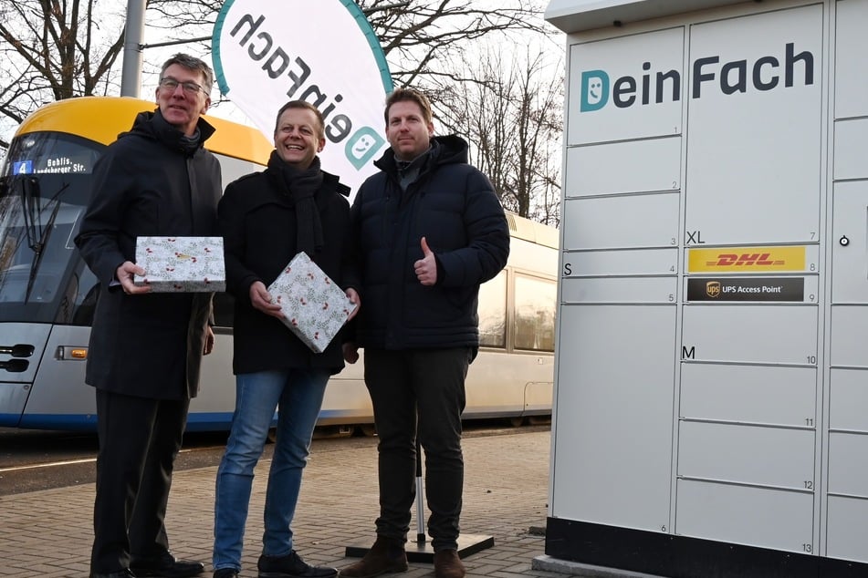 Sie alle freuten sich über die neue Allround-Paketstation neben der Tram-Endhaltestelle der Linie 4 in Leipzig-Stötteritz. (v.l.n.r. LVB-Geschäftsführer Ulf Middelberg, Leipzigs Finanzbürgermeister Torsten Bonew und "DeinFach"-Geschäftsführer Lukas Beckedorff)