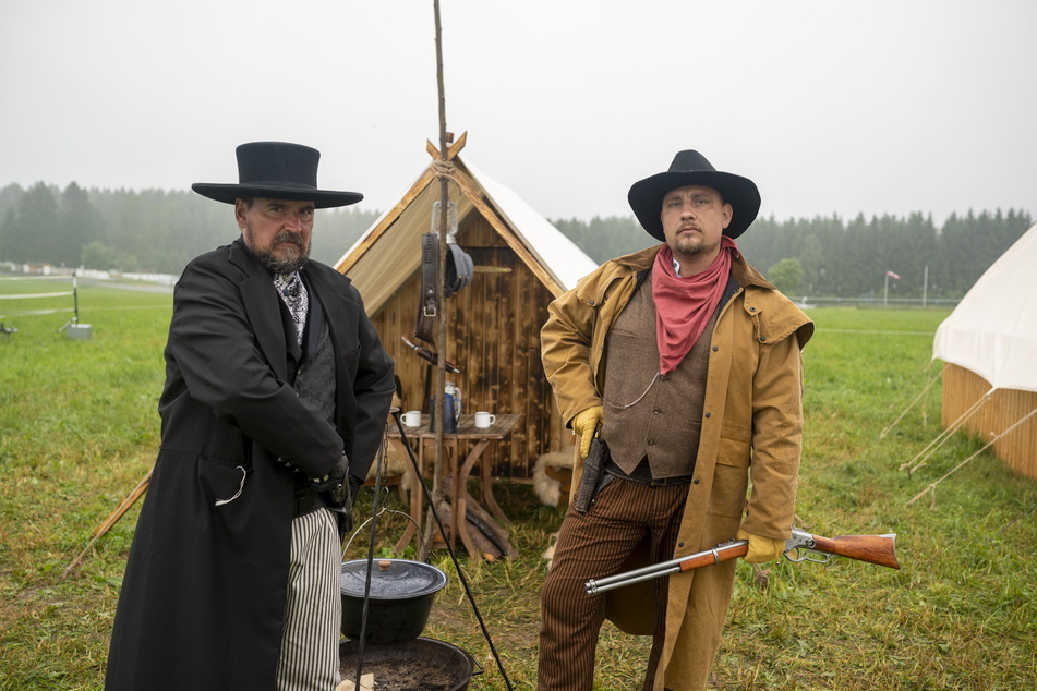 Schauspieler Rico Schaffner (58, links) schlüpft in die Rolle des Geschäftsmanns Mr. J.C. Harry. Marco Seifert (41) spielt den Cowboy Mr. Hank Pull Smith.