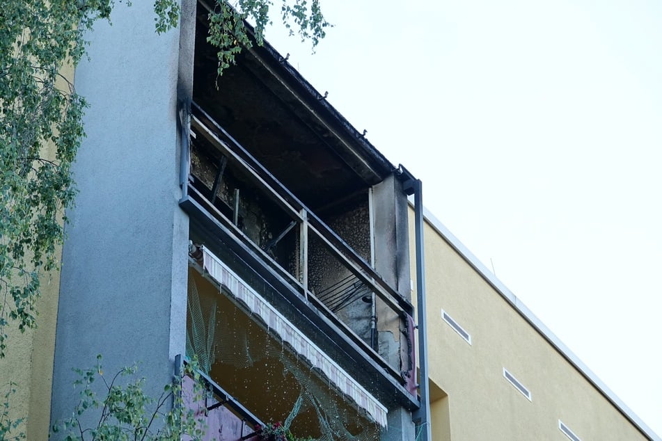 Nach ersten Informationen soll ein Balkonbrand auf die Wohnung übergegriffen haben.
