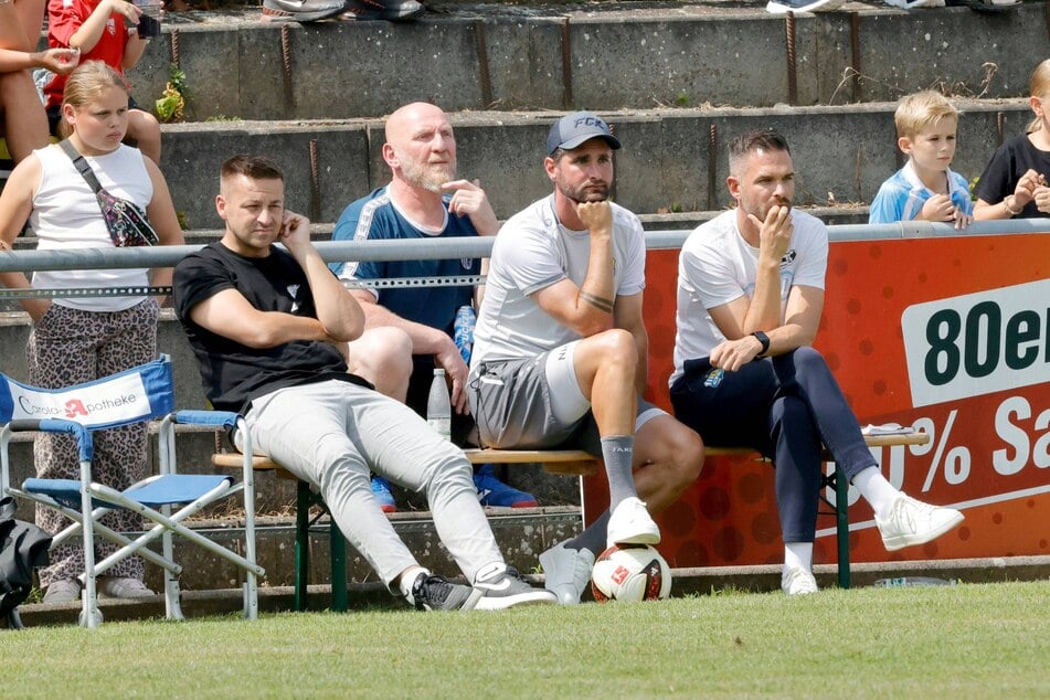 Cheftrainer Benjamin Duda (38, r.) und sein Co-Trainer Niklas Hoheneder (39, M.) haben gegen Fürth II. eine von den Himmelblauen selbstverschuldete Niederlage gesehen. Schärft das den Fokus für den Ligastart?