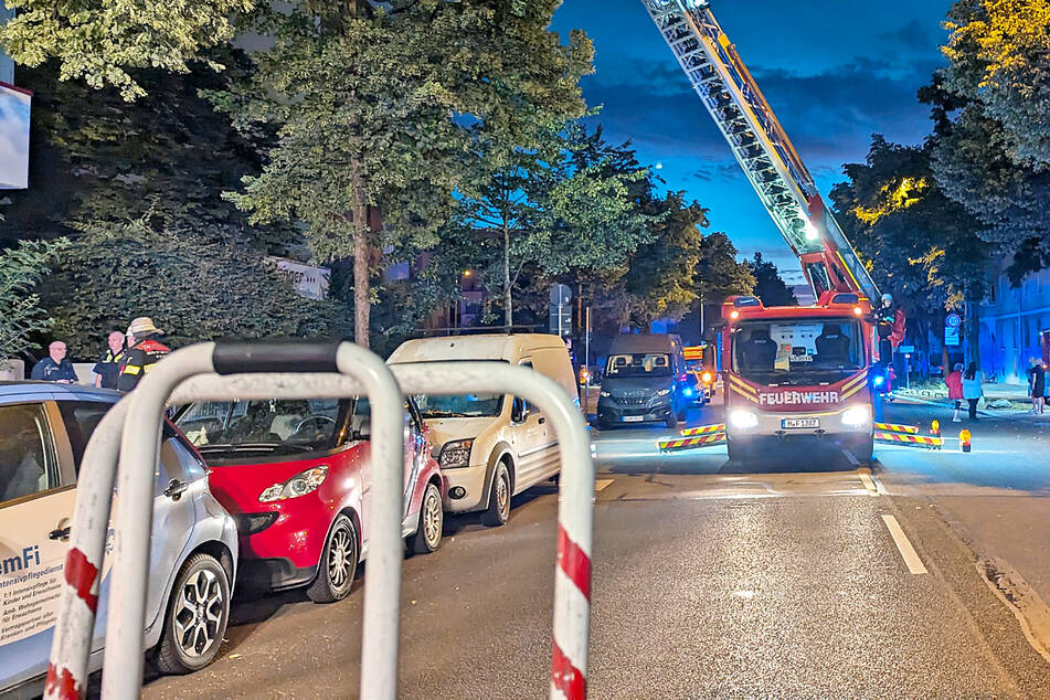 Drehleiter im Einsatz! Mehrere Menschen mussten von der Feuerwehr aus dem fünften Stock gerettet werden.