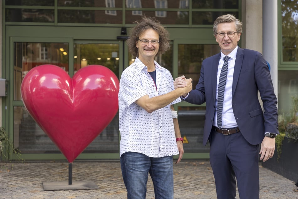 Kay "Leo" Leonhardt (l.) verspricht dem Geschäftsführer des Herzzentrums, Oliver Wehner (41), die Gestaltung des Foyers im Neubau.
