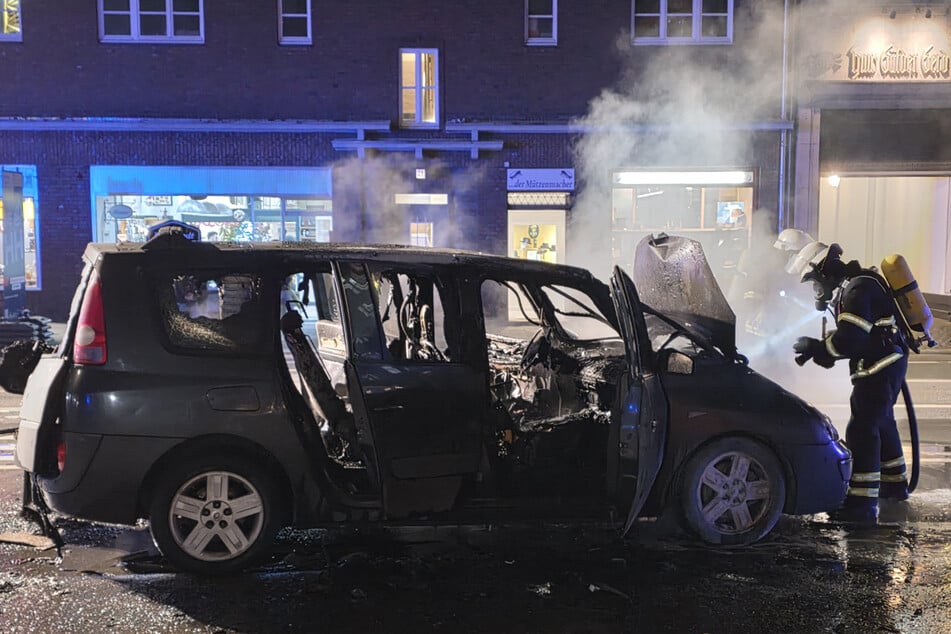 Trotz des schnellen Eingreifens der Feuerwehr brannte das Auto komplett aus.