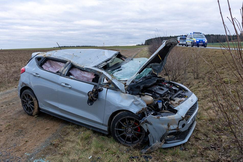 Schwerer Unfall auf der Rebesgrüner Straße in Treuen (Vogtland): Ein Ford-Fahrer landete mit seinem Auto im Feld.