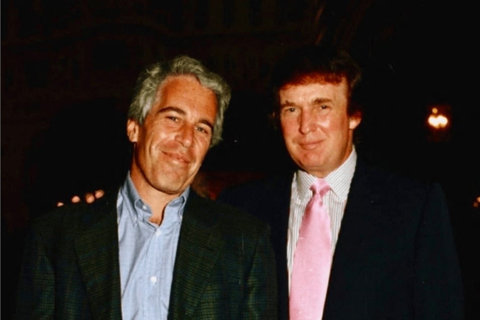 Des Öfteren zeigte sich Jeffrey Epstein gemeinsam mit Donald Trump (79, r.) vor der Kamera.