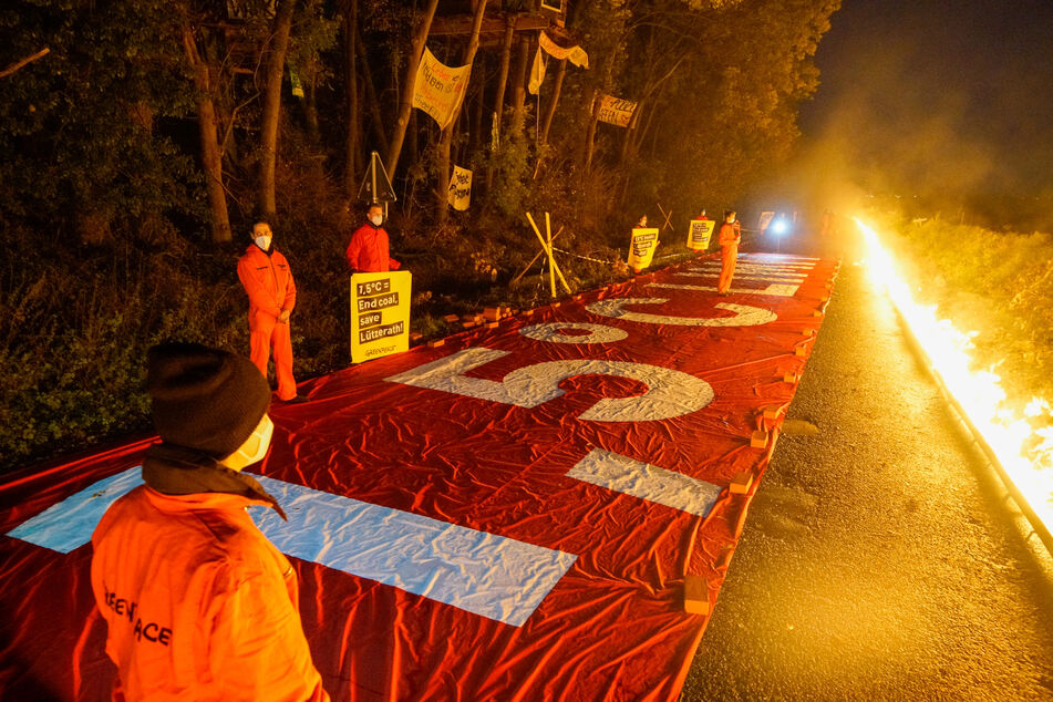 150 Meter lange "Feuerlinie": Kohlegegner demonstrieren gegen Abriss von Lützerath