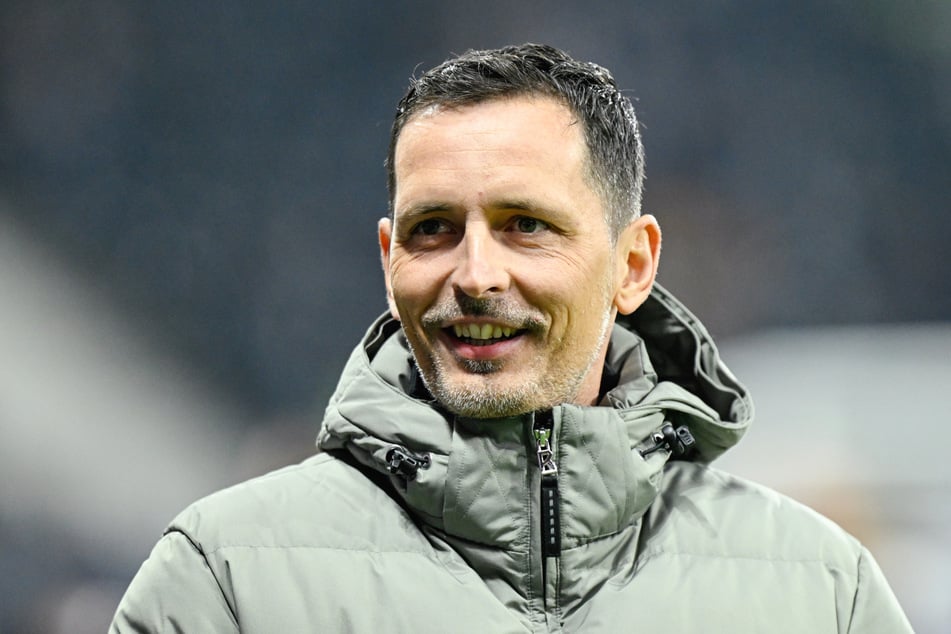 Das Spiel in der Europa League gegen Ferencváros Budapest muss sich Eintracht-Trainer Dino Toppmöller (44) von der Tribüne aus anschauen - an seine Frau gab es diesbezüglich eine klare Ansage.