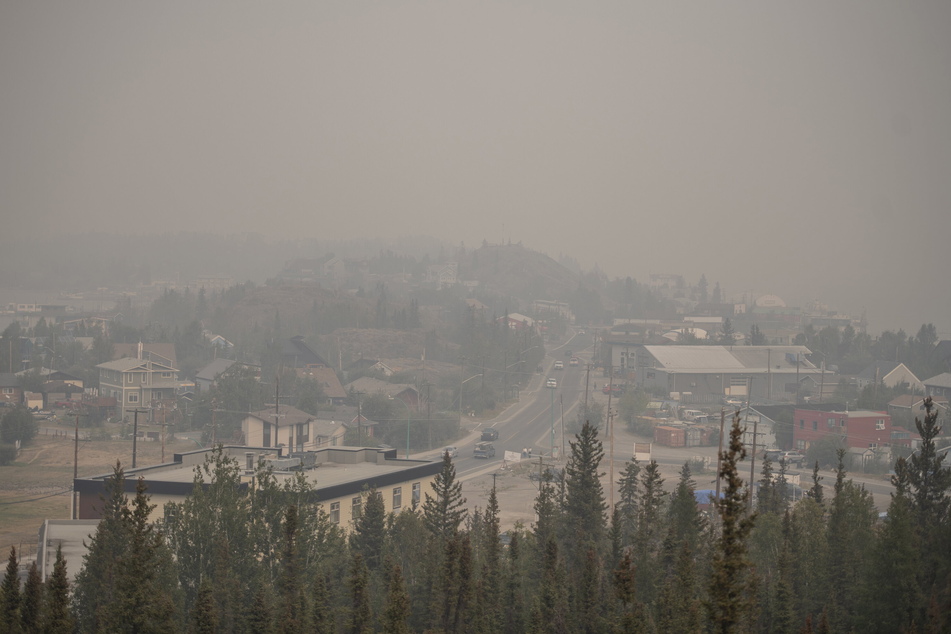 Starker Rauch von nahe gelegenen Waldbränden verdunkelt den Himmel über Yellowknife.