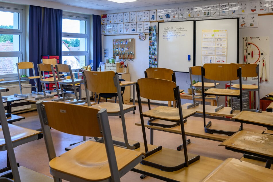 Offenbar haben die Unbekannten die unterrichtsfreie Zeit in den Sommerferien genutzt, um in die Grundschule in Bergisch Gladbach einzudringen. (Symbolbild)