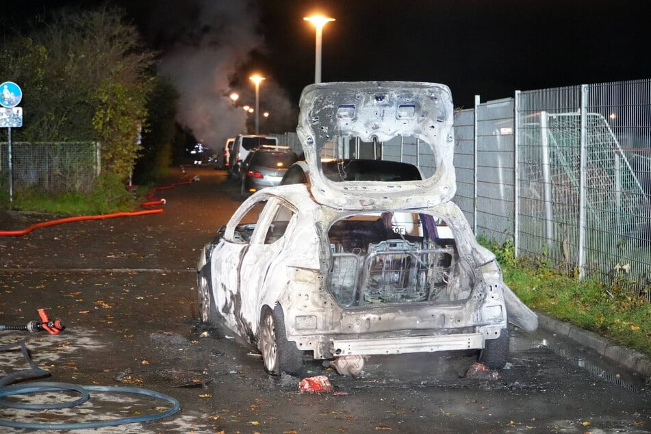 Die Autos waren beide ein Totalschaden. Ein nahe stehender Tesla bekam darüber hinaus auch etwas ab.