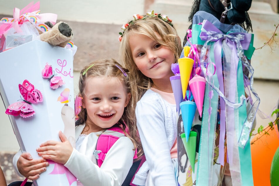 Hatten schwer an ihren Zuckertüten zu tragen: Die beiden Freundinnen Lina (6, l.) und Leni (7) feierten am Samstag ihr Zuckertütenfest in Chemnitz.