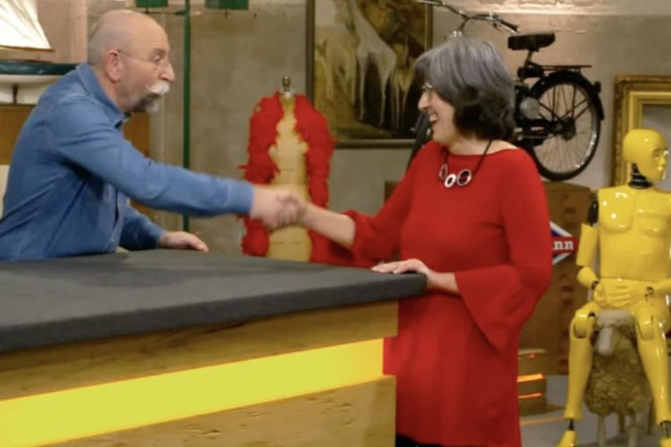 "Bares für Rares"-Verkäuferin Kathleen Nowoczin möchte in der ZDF-Show einen Fehlkauf loswerden.