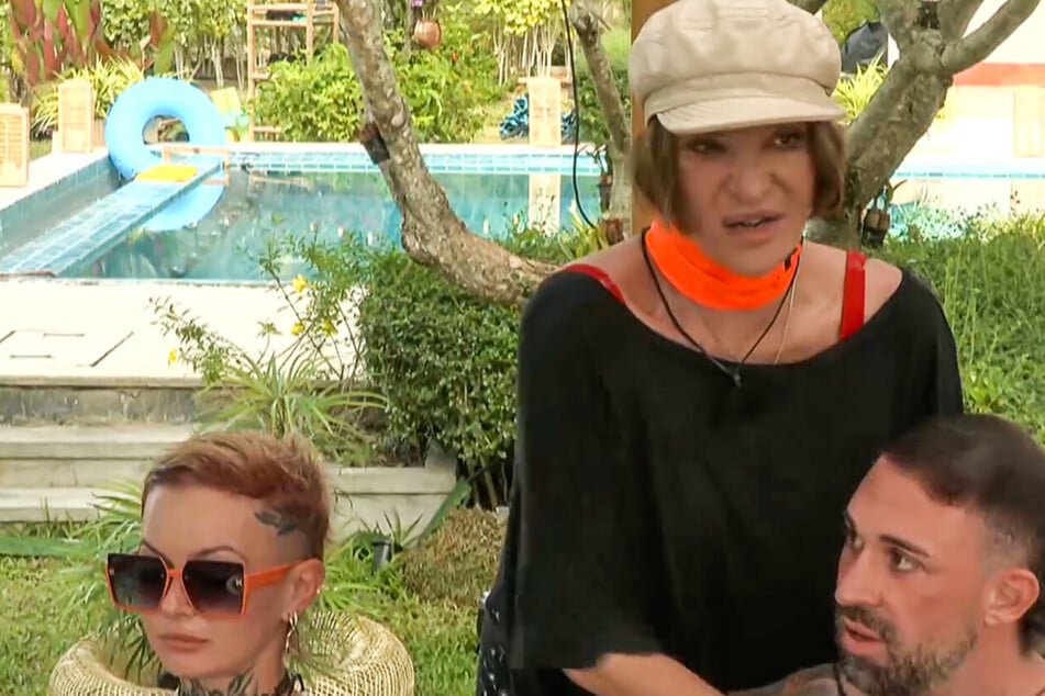 Promis unter Palmen: "Gehe aufs Klo und dann macht's Peng!" Anouschka Renzi über Durchfall-Malheur im Bus