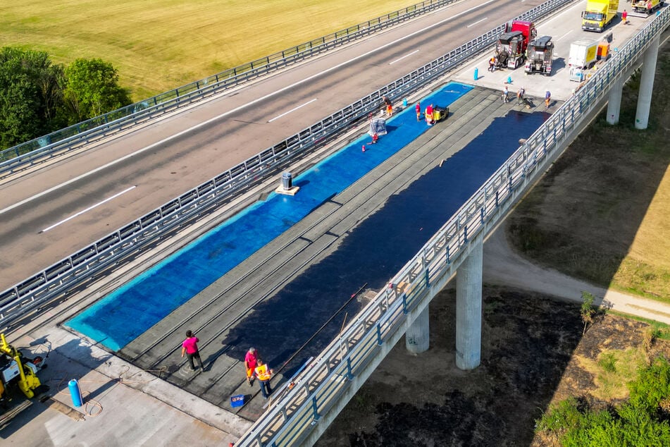 ... konnten nun die Reparaturarbeiten auf der Fahrbahn beginnen.