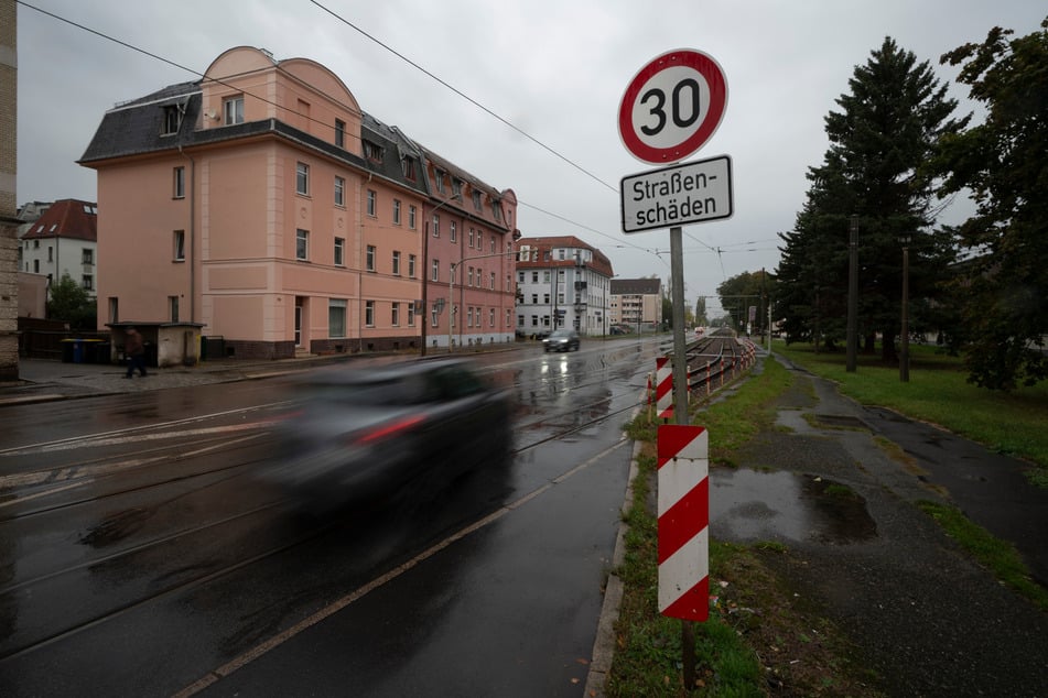 Trotz anderslautender Ankündigung stehen die Tempolimit-Schilder noch auf der Leipziger Straße in Zwickau.