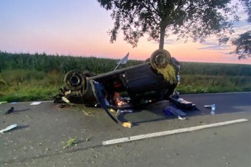 Der VW Polo der 21-Jährigen überschlug sich mehrmals und kam auf dem Dach liegend zum Stehen.