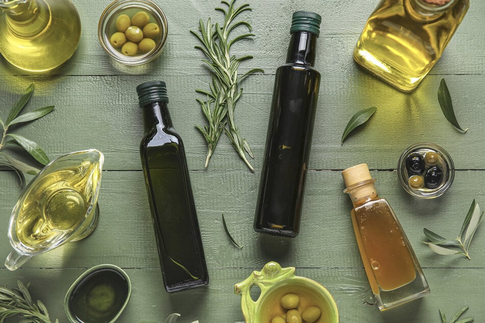Die Auswahl an Olivenölen im Supermarkt ist groß, aber längst nicht alle Angebote sind einen Kauf wert. (Symbolbild)
