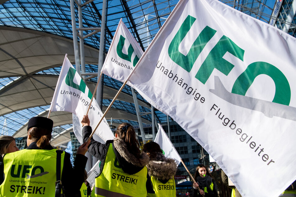 Die Kabinengewerkschaft UFO hat insgesamt etwa 19.000 Flugbegleiter der Lufthansa ab Dienstag zum Streik aufgerufen.