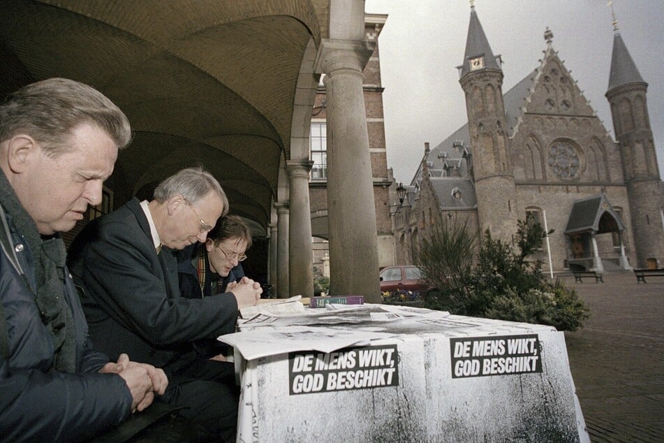 Die Legalisierung der Sterbehilfe war heiß umstritten. Vor dem Regierungsgebäude in Den Haag beteten Demonstranten während man drinnen über die Euthanisie debattierte.