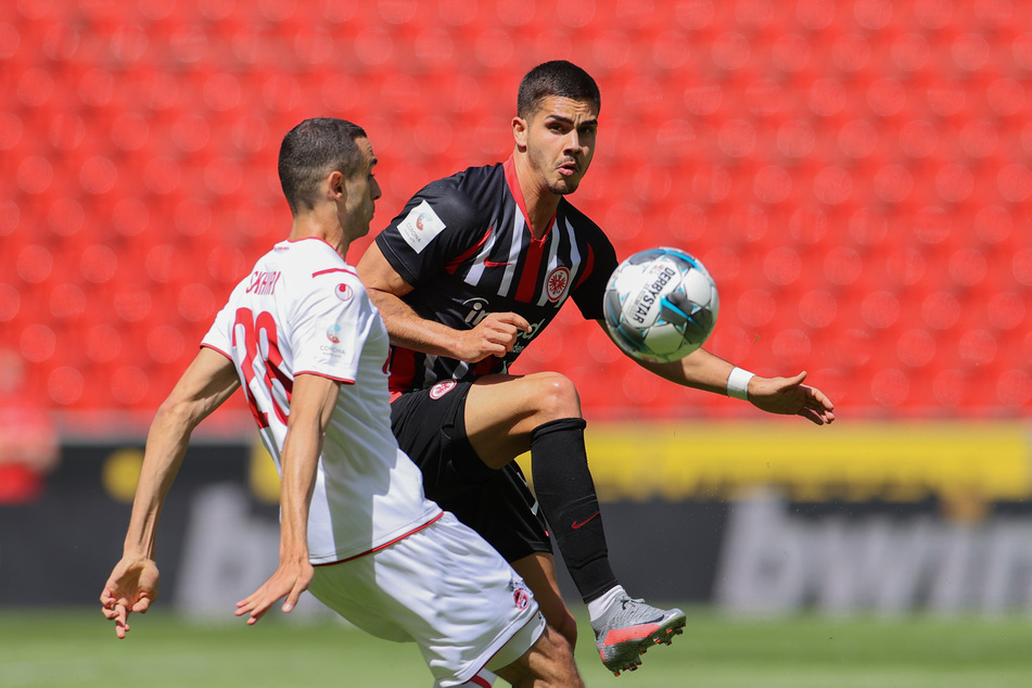 Fraknfurts André Silva (r.) im Duell mit Kölns Ellyes Skhiri.