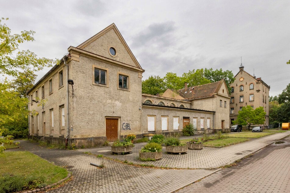 Vorne das frühere Funktionsgebäude, hinten das alte "Bettenhaus".